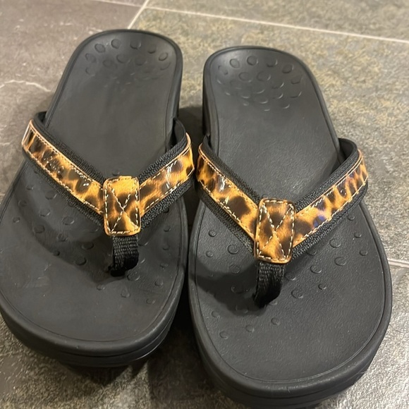 Vionic High Tide Leopard Print Thing Sandals 10 W. - Picture 3 of 8